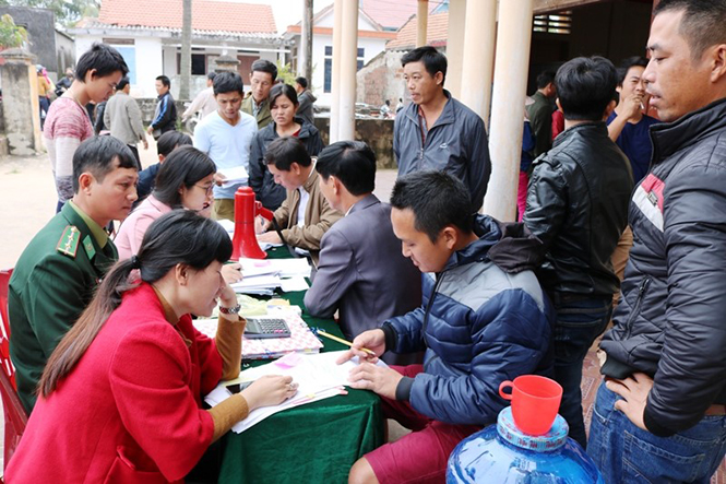 Ngư dân thôn Hà Thôn, xã Bảo Ninh, TP. Đồng Hới làm thủ tục nhận tiền đền bù, hỗ trợ do sự cố môi trường biển.