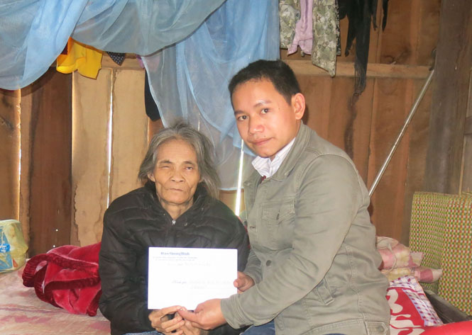 Phóng viên Báo Quảng Bình trao số tiền 2,5 triệu đồng của bạn đọc cho mẹ anh Đinh Văn Thưởng