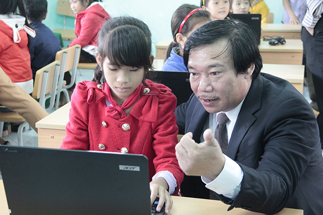 Cán bộ Công ty cổ phần Quốc tế AIC hướng dẫn cho các em học sinh cách sử dụng máy tính xách tay.
