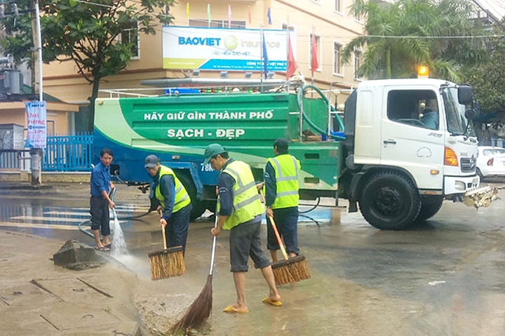 Công ty CP môi trường đô thị Phú Yên ra quân dọn bùn trên đường phố TP Tuy Hòa. Ảnh: HOÀI NAM