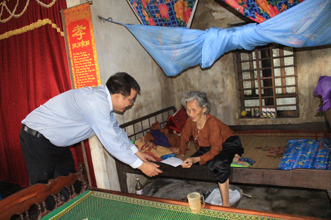Đại diện lãnh đạo Công ty cổ phần đầu tư Phan Vũ đã đến thăm và tặng quà cho mẹ Nguyễn Thị Me ở xã Mỹ Thủy, huyện Lệ Thủy.