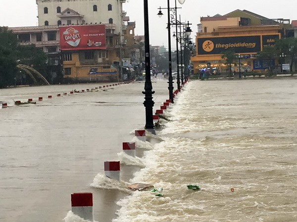 Mực nước trên sông Hương dao động ở mức 2,29m trên báo động 2 là 0,29m. (Ảnh: Quốc Việt/TTXVN)
