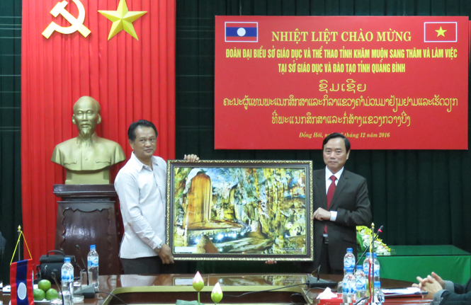 Lãnh đạo hai Sở Giáo dục trao quà lưu niệm thắt chặt thêm tình đoàn kết hữu nghị của hai dân tộc Việt Nam – Lào.