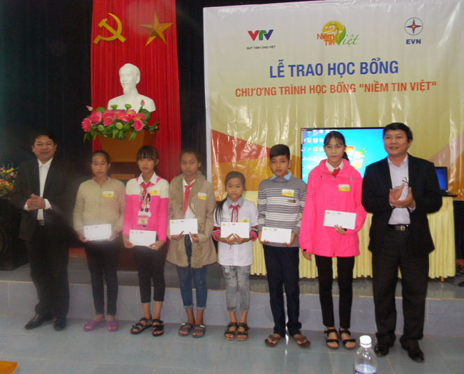 Đại diện Tập đoàn Điện lực Việt Nam trao học bổng “Niềm tin Việt” cho các em học sinh nghèo học giỏi tại huyện Quảng Ninh.