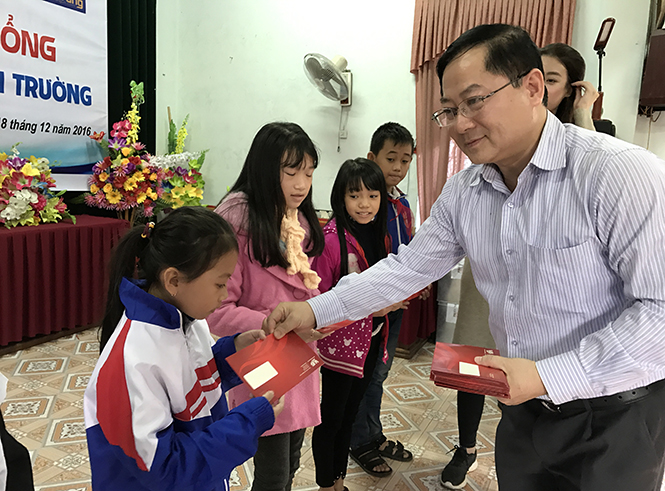 TBT báo Tiền Phong Lê Xuân Sơn trao học bổng, chia sẻ với những khó khăn của ngành giáo dục Quảng Bình.