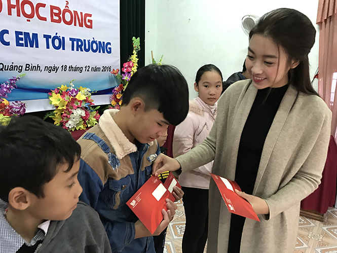 Hoa hậu Việt Nam 2016 Đỗ Mỹ Linh trao học bổng cho học sinh nghèo vượt khó.