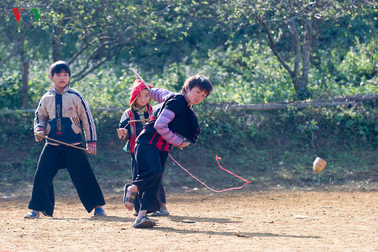  Trẻ em Mông say mê với các trò chơi truyền thống như đánh tu lu (đánh cù), ném pao...