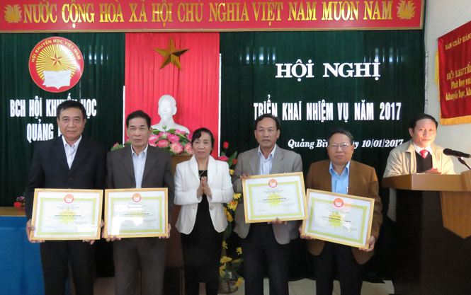  Các tập thể được Trung ương Hội Khuyến học Việt Nam tặng Bằng khen.