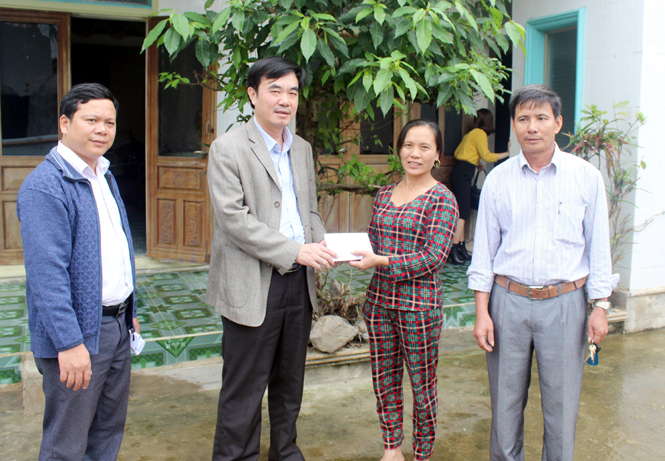  Đại diện lãnh đạo LĐLĐ tỉnh trao tiền hỗ trợ cho gia đình cựu binh Nguyễn Văn Lục, xã Quảng Thủy, thị xã Ba Đồn