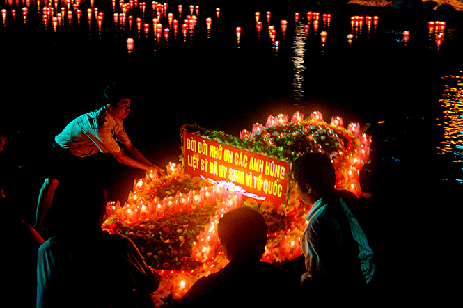  Thả đèn hoa đăng trên sông Kiến Giang tri ân các anh hùng liệt sĩ.   Ảnh: HOÀNG AN