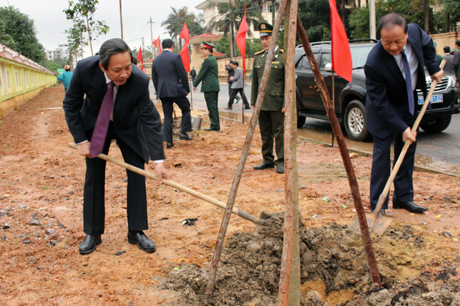  Đồng chí Hoàng Đăng Quang, Ủy viên Trung ương Đảng, Bí thư Tỉnh ủy, Chủ tịch HĐND tỉnh trồng cây trên  tuyến đường Lý Nam Đế.