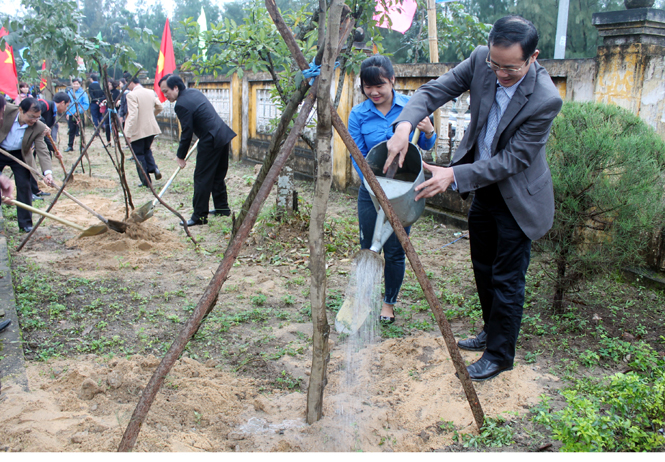  Đồng chí Trần Công Thuật, Phó Bí thư Thường trực Tỉnh ủy, Trưởng đoàn đại biểu Quốc hội tỉnh tham gia trồng cây cùng với các đoàn viên, thanh niên