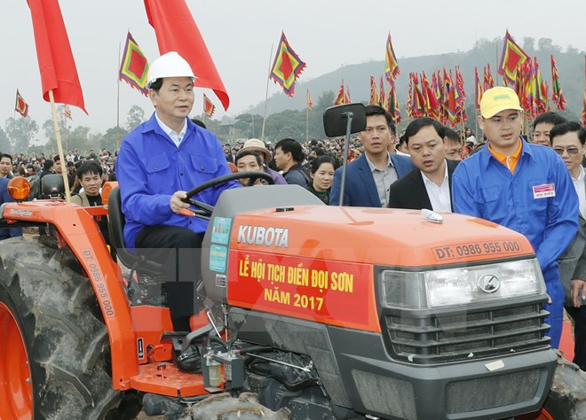 Chủ tịch nước Trần Đại Quang thực hiện nghi thức tịch điền và phát động cơ giới hóa nông nghiệp bằng hình thức cày máy. (Ảnh: Nhan Sáng/TTXVN)