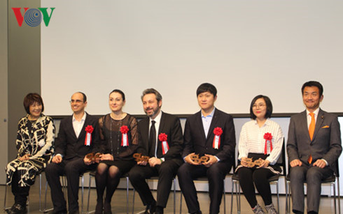  Can Tiểu Hy cùng các tác giả đoạt giải.