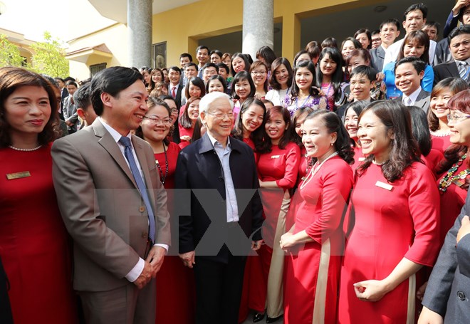 Tổng Bí thư Nguyễn Phú Trọng với các cán bộ, giảng viên và học viên Trường Chính trị Trường Chinh tỉnh Nam Định . (Ảnh:Trí Dũng/TTXVN)