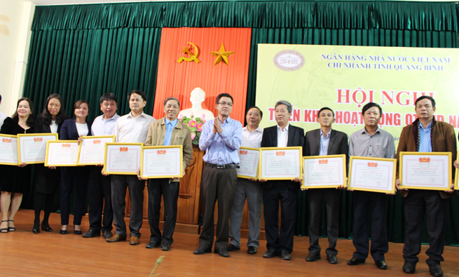 Đại diện lãnh đạo Ngân hàng Nhà nước Chi nhánh Quảng Bình đã trao thưởng cho các tập thể có thành tích xuất sắc trong lao động sản xuất.