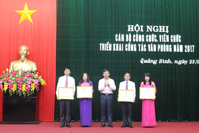 Đồng chí Nguyễn Hữu Hoài, Phó Bí thư Tỉnh ủy, Chủ tịch UBND tỉnh trao danh hiệu Tập thể lao động xuất sắc cho các tập thể