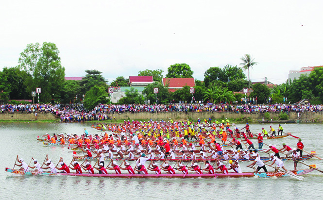 Lễ hội đua thuyền trên sông Kiến Giang, một nét văn hóa truyền thống của người dân Lệ Thủy.