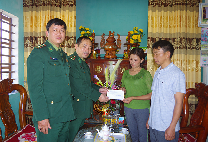 Đoàn công tác Bộ chỉ huy BĐBP tỉnh thăm, tặng quà cho thân nhân của CBCS hiện đang công tác trong lực lượng BĐBP tỉnh bị bệnh hiểm nghèo.