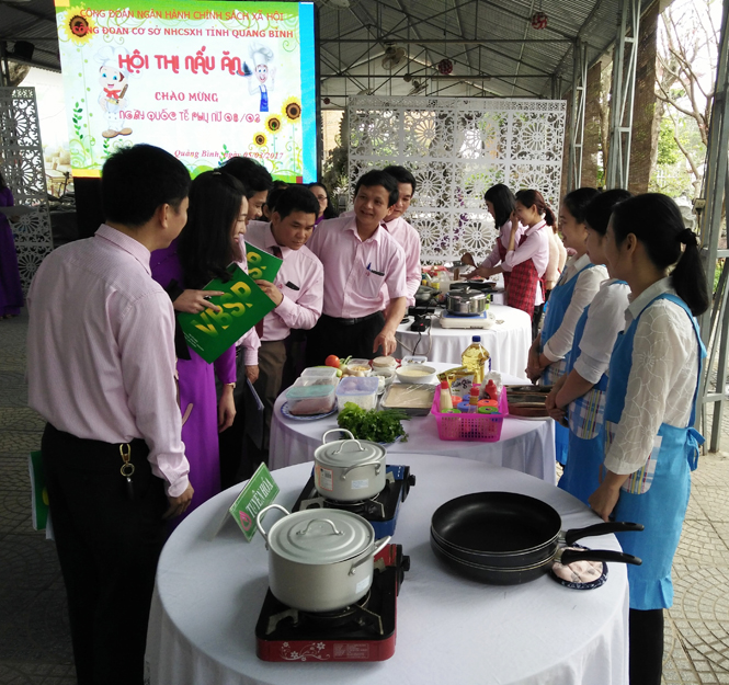 Các Ban giám khảo cuộc thi nấu ăn đang kiểm tra nguyên liệu nấu ăn của các đội thi.