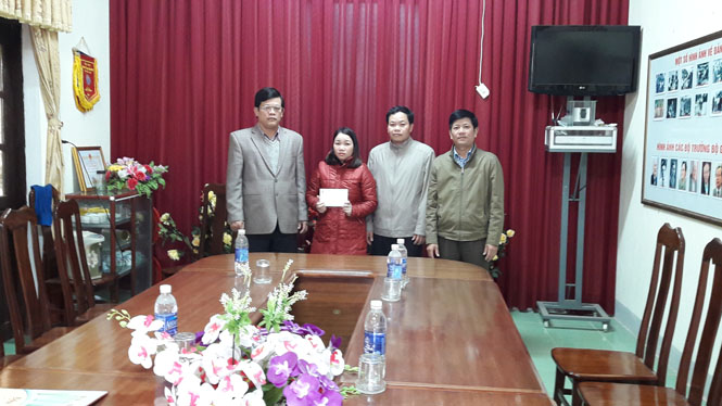Đại diện Thường trực Công đoàn ngành giáo dục huyện Minh Hóa trao số tiền 13,5 triệu đồng cho gia đình thầy giáo Trương Tiến Hải