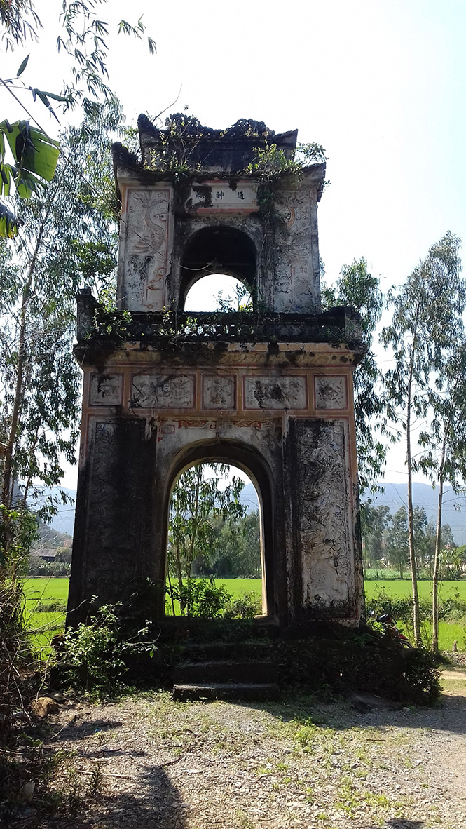 Cổng chùa Linh Sơn-xã Tiến Hóa, huyện Tuyên Hóa.