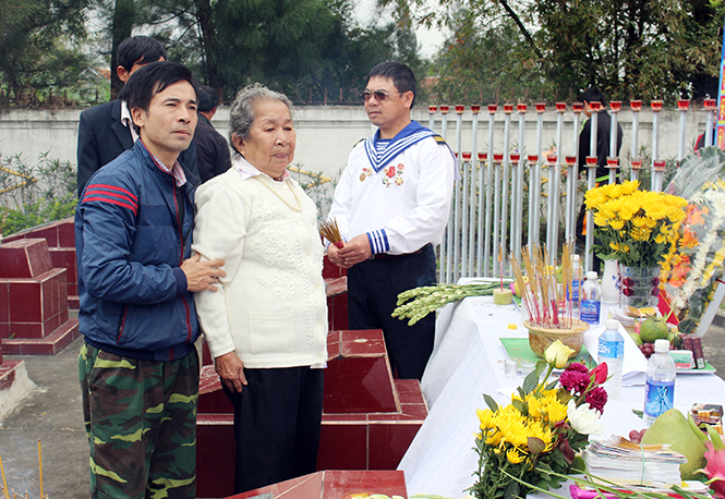CCB Gạc Ma Lê Hữu Thảo với mẹ Hồ Thị Đức tại lễ tri ân.