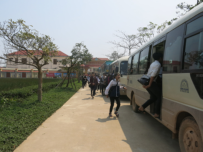 Học sinh Trường THPT Trần Phú lên xe buýt sau giờ tan học.