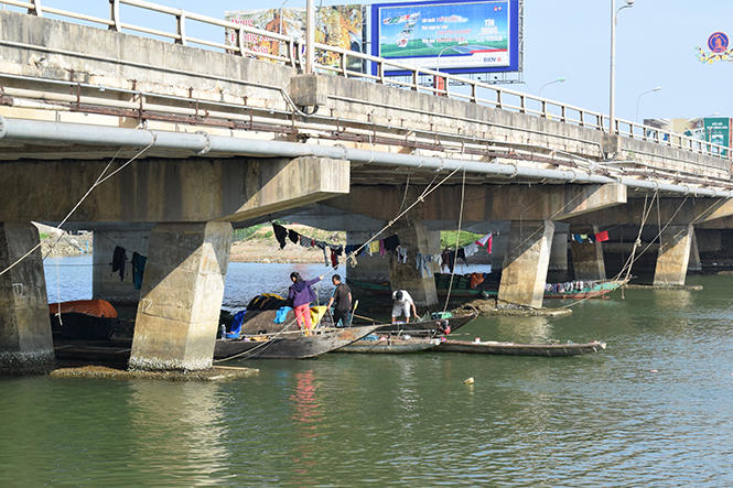 Các hộ dân sinh sống tạm bợ dưới gầm Cầu Dài.