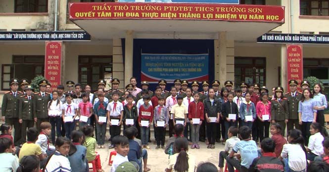 Đoàn thăm và tặng quà cho 30 em học sinh nghèo có thành tích học tập cao trong năm học vừa qua.