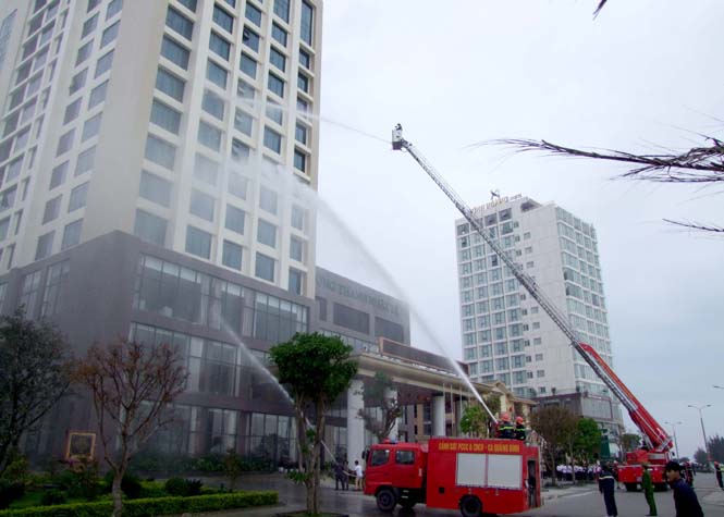 Diễn tập chữa cháy và cứu nạn, cứu hộ tại Khách sạn Mường Thanh Nhật Lệ.
