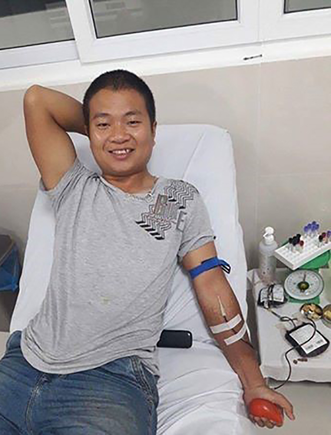Nguyễn Văn Tuấn, nhóm máu AB, tình nguyện viên của CLB thanh niên vận động HMTN Quảng Bình đang hiến máu giúp bệnh nhân Hoàng Thị Liên đêm 12-3-2017.