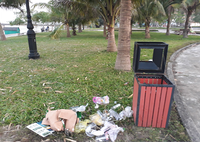 Rác thải ngổn ngang ngay bên cạnh thùng rác tại công viên Đồng Mỹ (thành phố Đồng Hới).