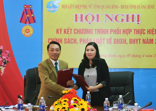  Đại diện lãnh đạo BHXH tỉnh và Hội LHPN tỉnh ký kết Chương trình phối hợp thực hiện chính sách BHXH, BHYT năm 2017.