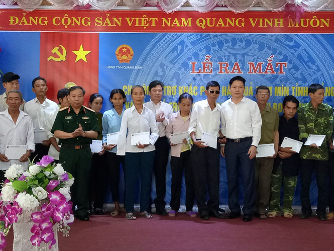 Đồng chí Nguyễn Tiến Hoàng, Phó Chủ tịch UBND tỉnh trao tiền hỗ trợ cho các nạn nhân bom mìn có hoàn cảnh khó khăn