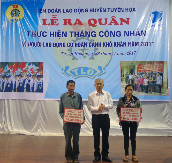 Các đoàn viên có hoàn cảnh khó khăn ở huyện Tuyên Hoá được hỗ trợ tiền làm nhà Đại đoàn kết trong năm 2017.     