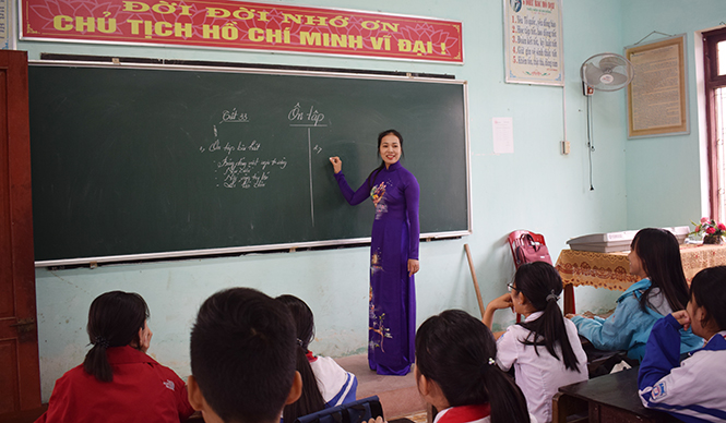 Cô giáo Hoàng Thị Hải Hiền đã thực sự “chinh phục” học sinh trong giờ lên lớp môn Âm nhạc.