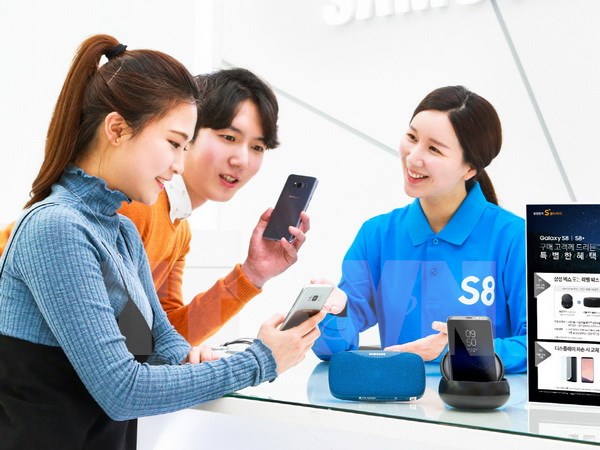 Khách hàng trải nghiệm điện thoại Samsung Galaxy S8 tại một cửa hàng ở Seoul ngày 6-4. (Nguồn: YONHAP/TTXVN)