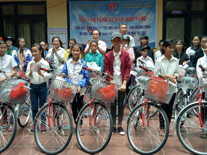  Hội thánh tin lành Hàn Quốc tại Hà Nội trao quà cho các em