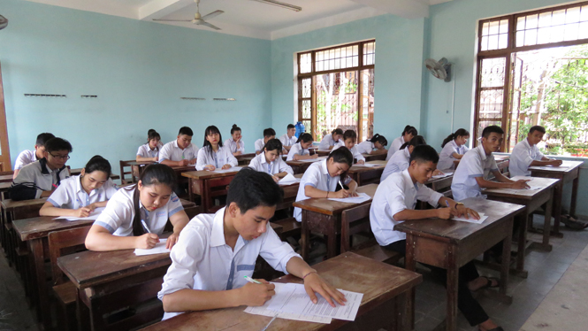 Tại điểm thi Trường THPT Phan Đình Phùng, các thí sinh bắt đầu làm bài thi môn Ngữ văn.
