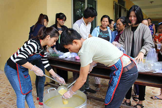 CLB Thiện nguyện Lòng Lề Đường nấu cháo miễn phí cho các bệnh nhân tại Bệnh viện đa khoa thành phố Đồng Hới.