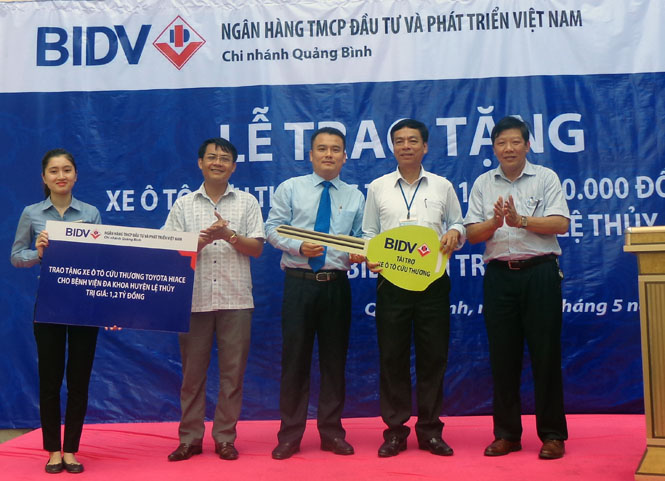   Đại diện lãnh đạo BIDV Quảng Bình trao tượng trưng xe ô tô cứu thương cho Bệnh viện Đa khoa huyện Lệ Thuỷ.  