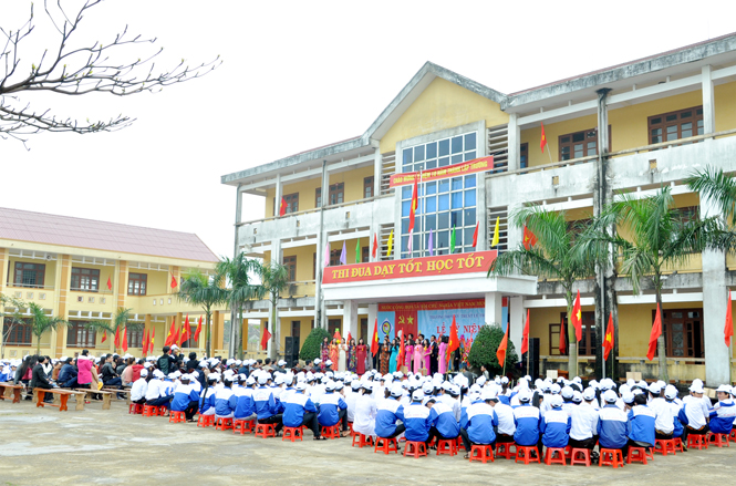 Các nhà trường, cơ sở giáo dục trong tỉnh quy định học sinh mặc đồng phục vào ngày đầu tuần và ngày cuối tuần học.
