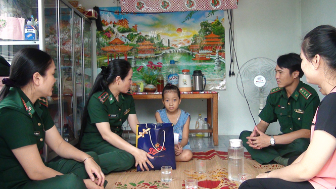 Em Phan Ngọc Anh Thư, học sinh lớp 2, trường Tiểu học Hải Ninh được hội Phụ nữ Bộ đội Biên phòng tỉnh Quảng Bình nhận đỡ đầu.
