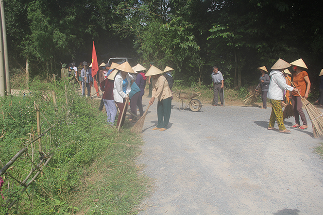Người dân thôn 1 Phúc Tùng, xã Đức Hóa tham gia vệ sinh các tuyến đường.