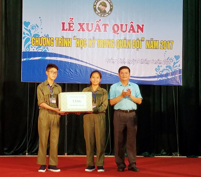Đồng chí Trần Tiến Dũng, TUV, Phó Chủ tịch UBND tỉnh trao quà cho học viên tham gia chương trình “Học kỳ trong quân đội”.