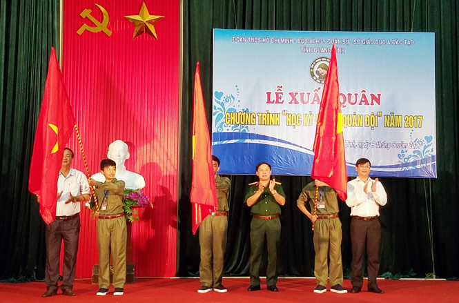 Ban tổ chức trao cờ cho các em học viên tại lễ xuất quân “Học kỳ trong quân đội” năm 2017.