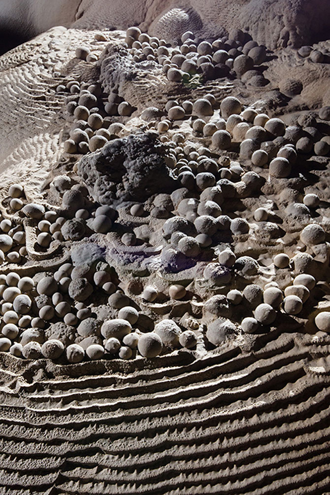Trải qua hàng vạn năm, các tinh thể can xi đã bao bọc những hạt cát, tạo thành những “viên ngọc trai” quý hiếm.