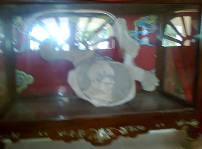 Hình ảnh Bác Hồ được khắc trên đốt xương cá Ông, thờ tại đền thờ cá Ông, xã Bảo Ninh (Đồng Hới).