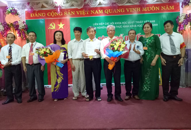  Ban lãnh đạo Trung tâm dưỡng sinh tỉnh nhận quyết định thành lập và hoa từ lãnh đạo Viện nghiên cứu và thực hành KHDS Việt Nam.